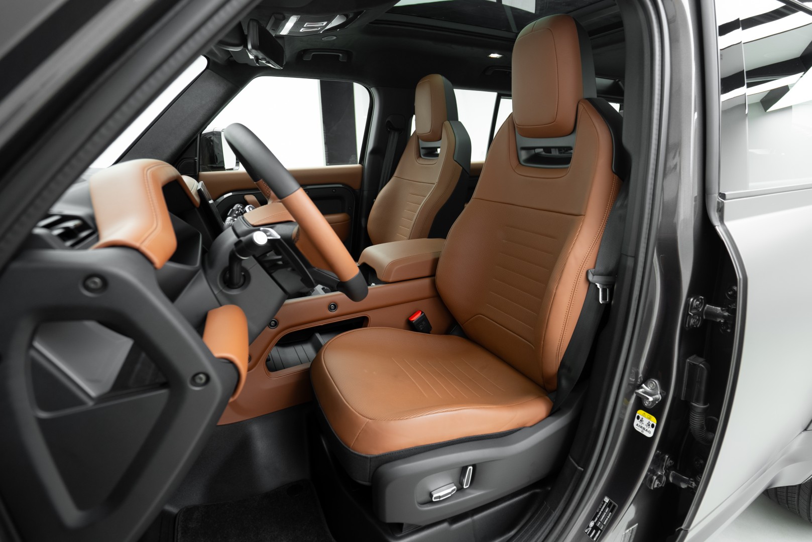 2025 LAND ROVER DEFENDER P635 OCTA | GCC 5 YEARS WARRANTY | 635 HP | HIGH SPEC |